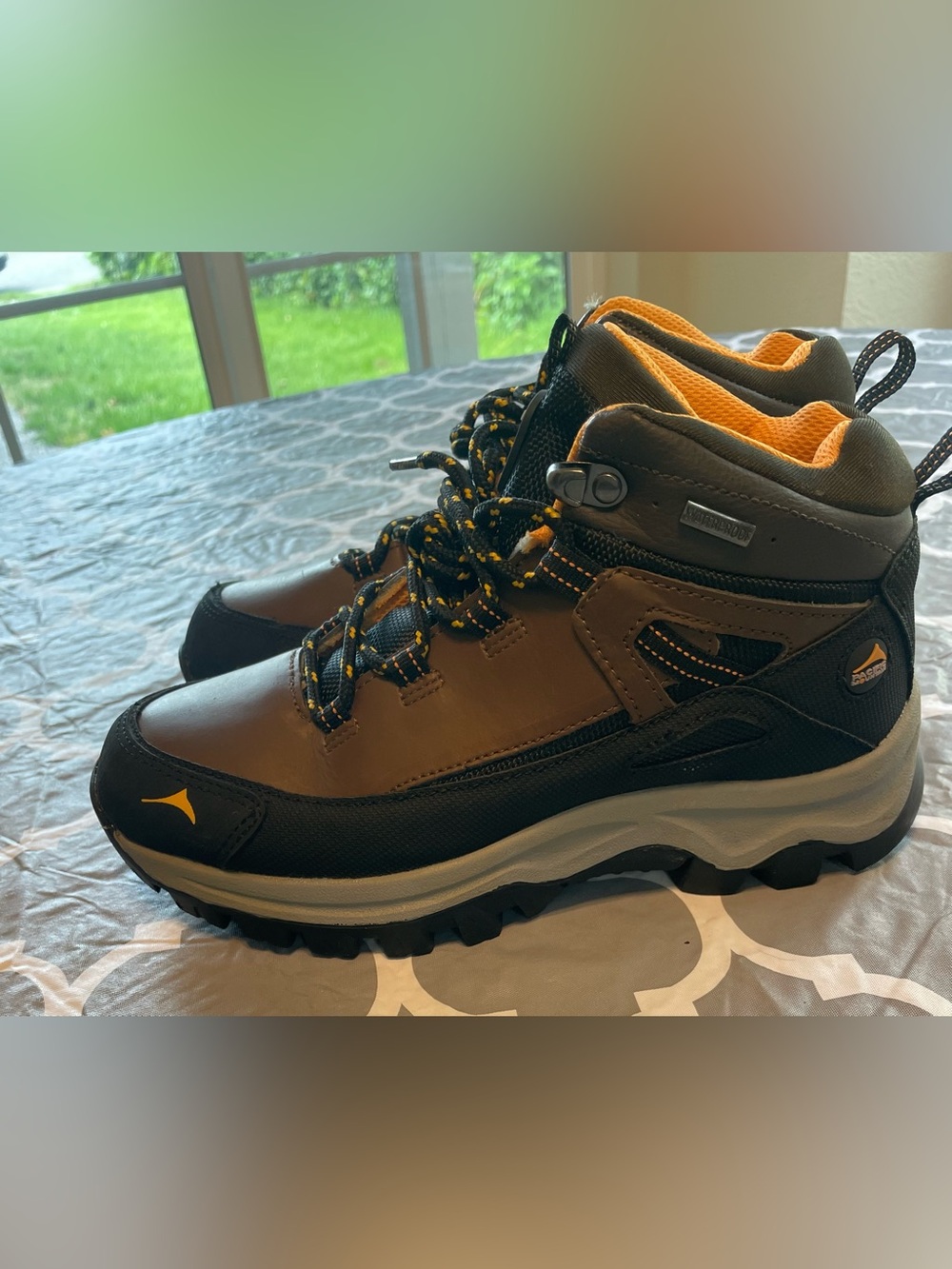 NWOT pacific Mountain youth waterproof hiking boots Sz 4 Hiking Camping Summer